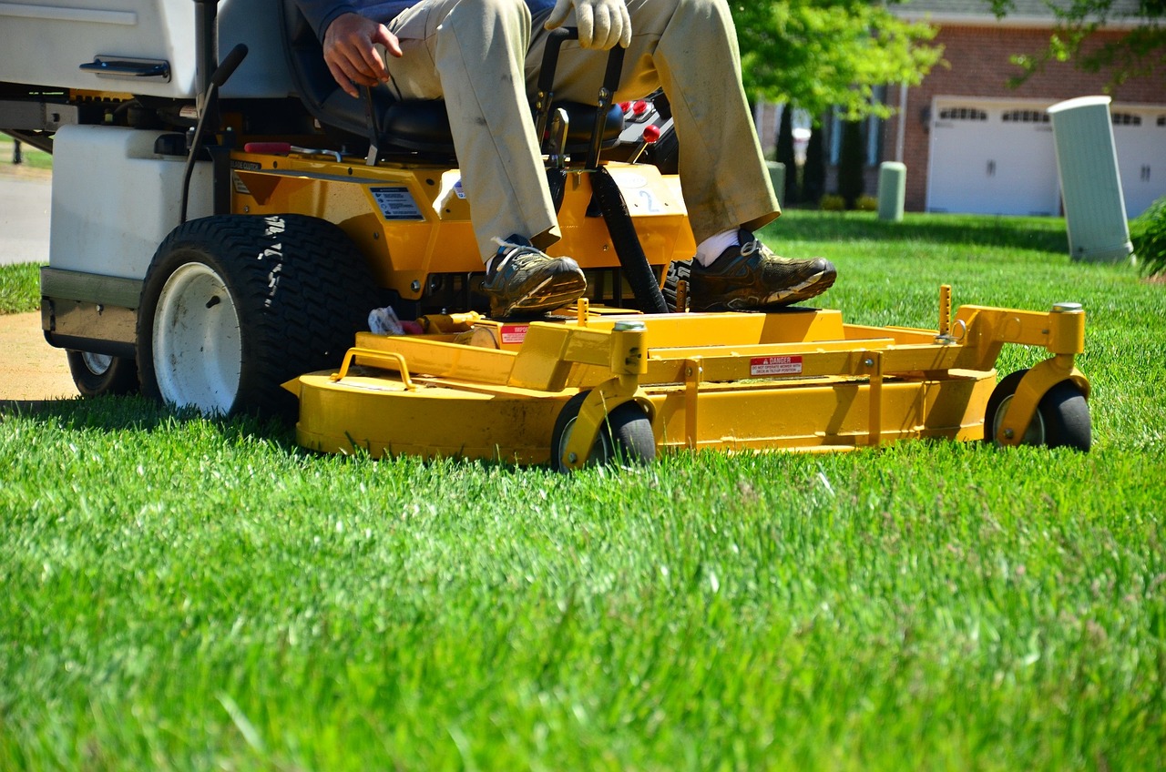 Freshly cut grass with crisp sidewalk edging in Utah County by Mellor Landscaping Services